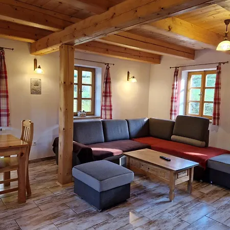 Nyaraló Pod Strani - *